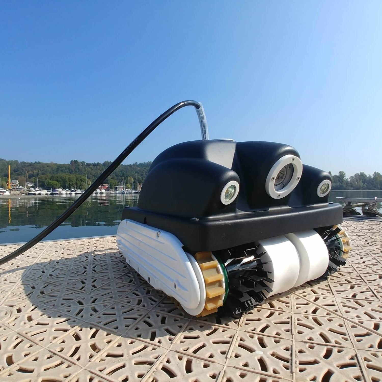 The Keelcrab, underwater drone for cleaning and inspecting hulls